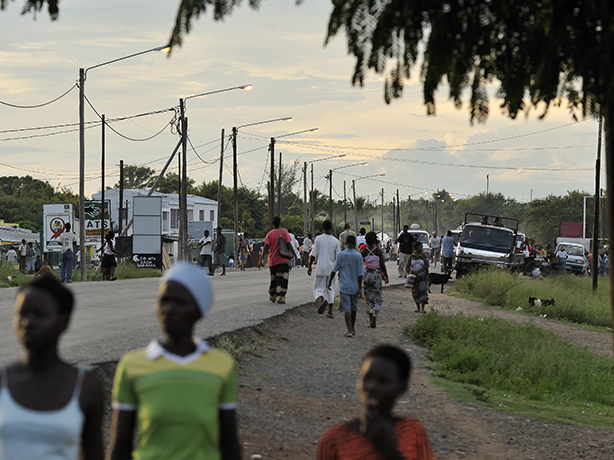 Visuel cables électriques dans un village