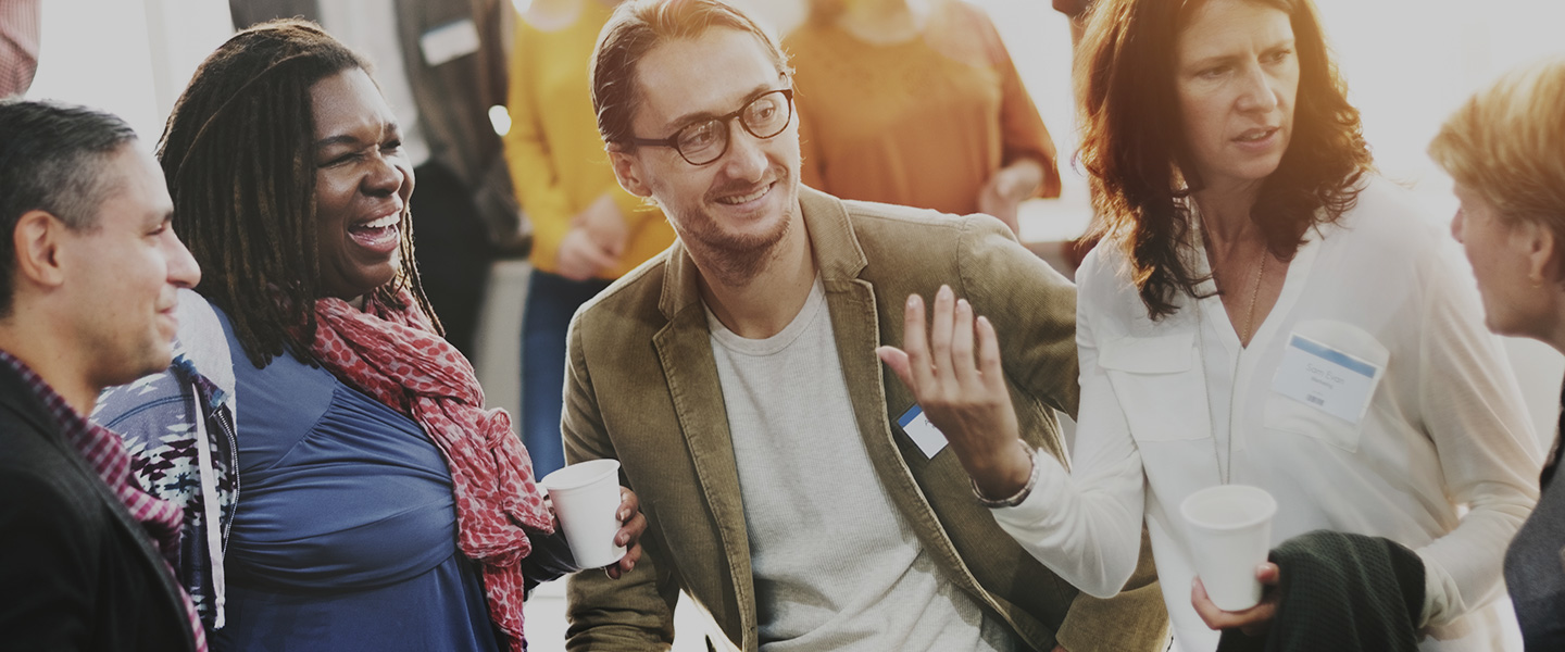 Echange joyeux entre collaborateurs