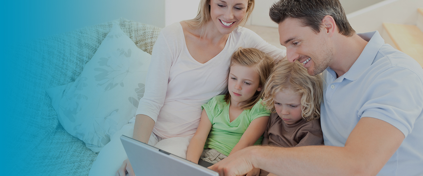 Photo d'une famille avec une tablette connectée