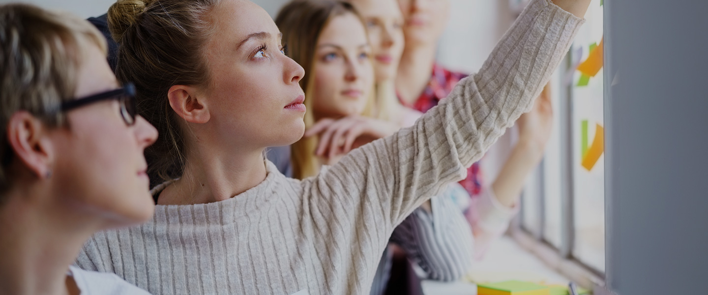 Un groupe de jeunes diplomés en séance de créativité