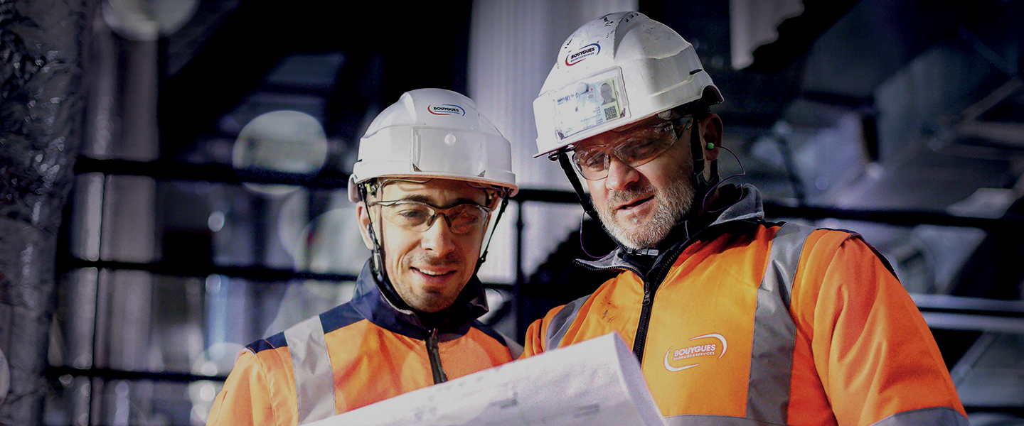 Deux personnes regardant un plan