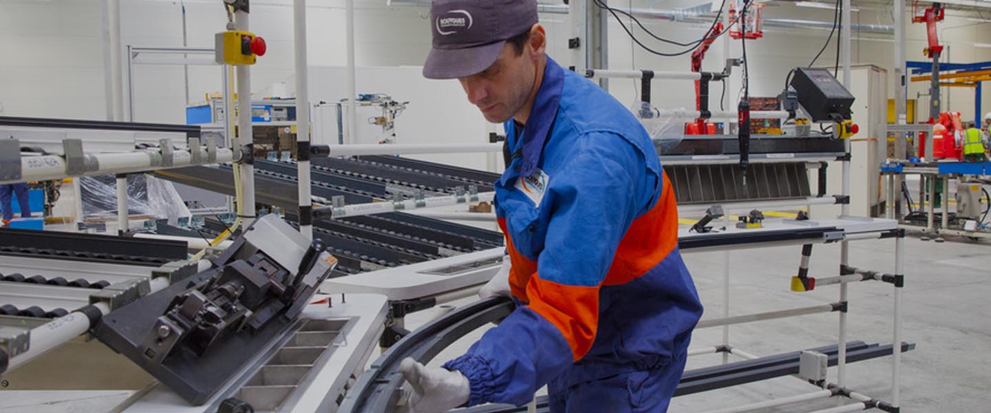 Un collabrateur sur une ligne de production industrielle