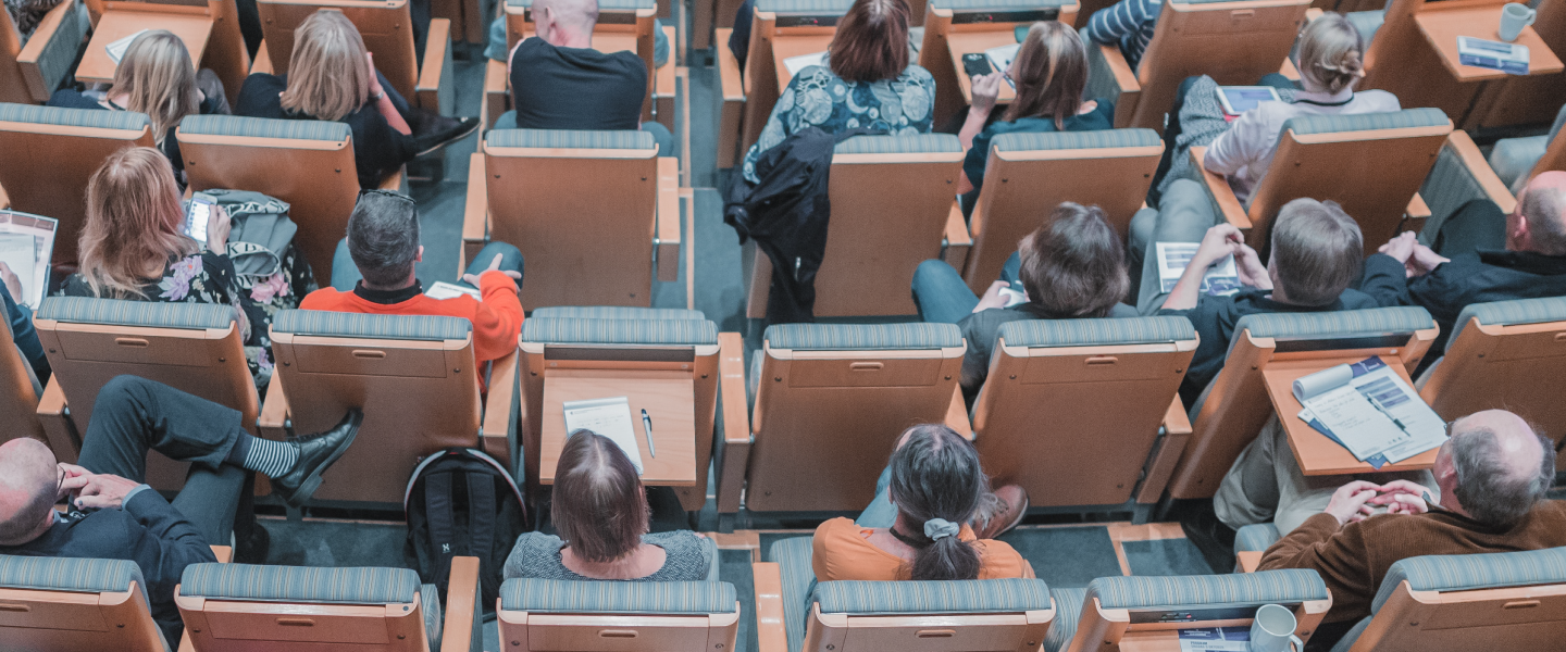 étudiants assis salle université