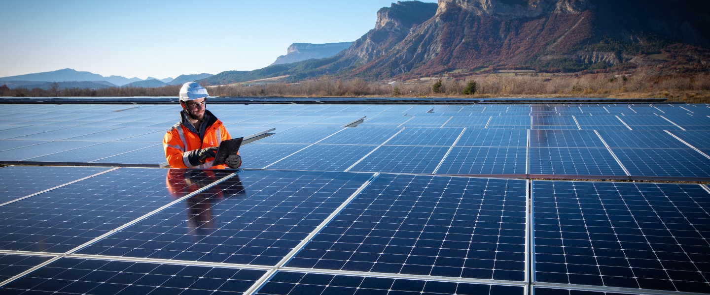 Comment une centrale solaire flottante est-elle assemblée ?