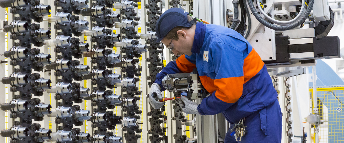 Un collabrateur sur une ligne de production industrielle