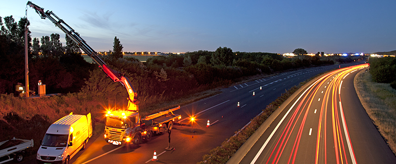 photo installation de panneaux autoroutiers