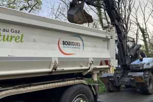Photo d'un camion de chantier Bouygues