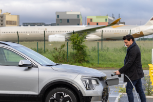 personne charge voiture électrique