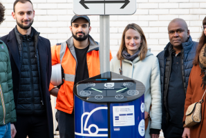 humains devant la borne de recharge