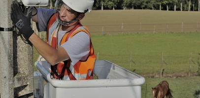 Photo de technicien en opération d'installation