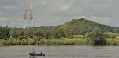 bateau au mozambique pylone au fond
