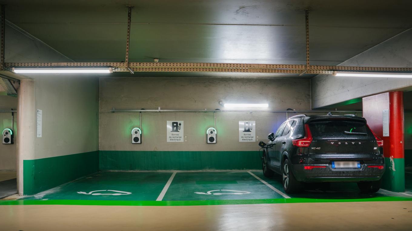 Borne de recharge dans un parking