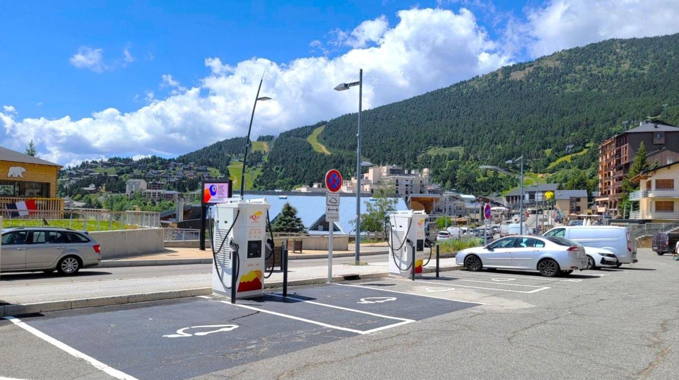 Infrastructure de recharge de véhicule électrique du réseau Aqui