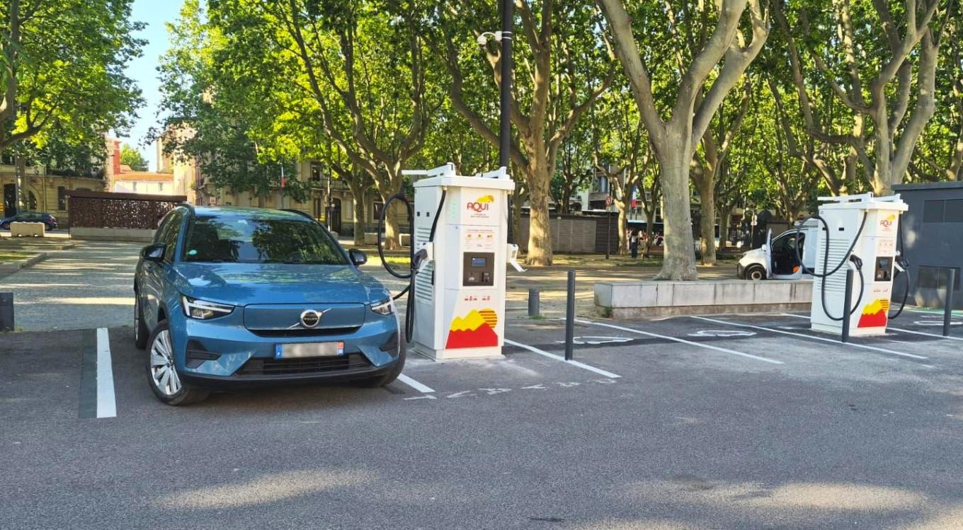 Une voiture branchée à une station de recharge dédiée aux véhicules électriques du réseau Aqui