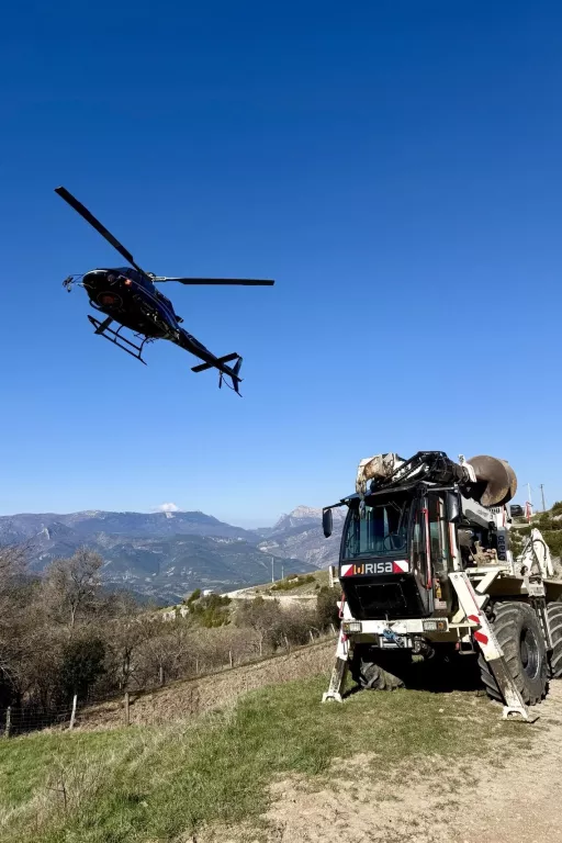 Héliportage en montagne : un chantier d’exception pour fiabiliser le réseau électrique à Aucelon
